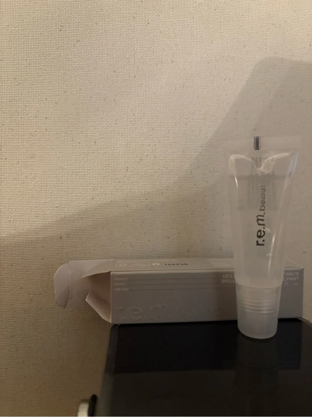 r.e.m. beauty Clear Lip Gloss Balm - Transparent Shine